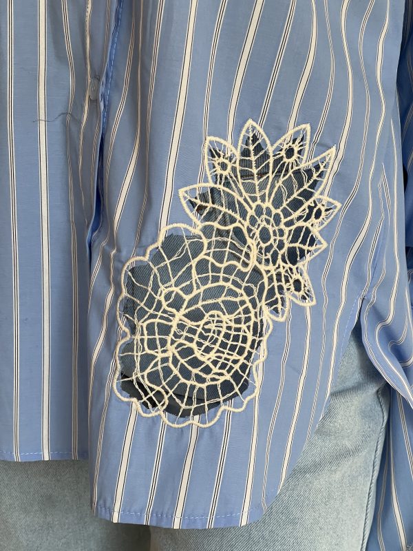 Camicia azzurra righe con ricamo - immagine 4