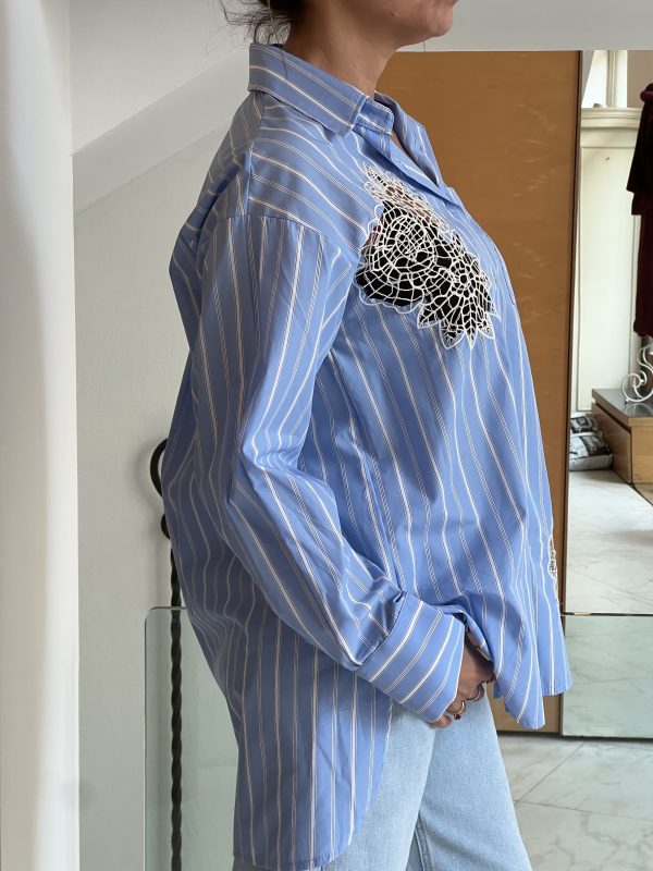 Camicia azzurra righe con ricamo - immagine 2