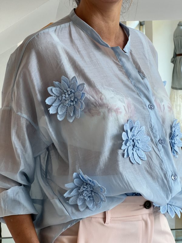 Camicia fiori applicati azzurra - immagine 3