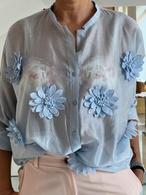 Camicia fiori applicati azzurra