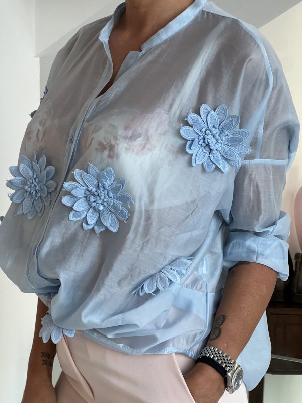 Camicia fiori applicati azzurra - immagine 2