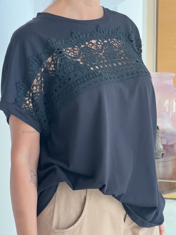 T-shirt nera inserti sangallo - immagine 2
