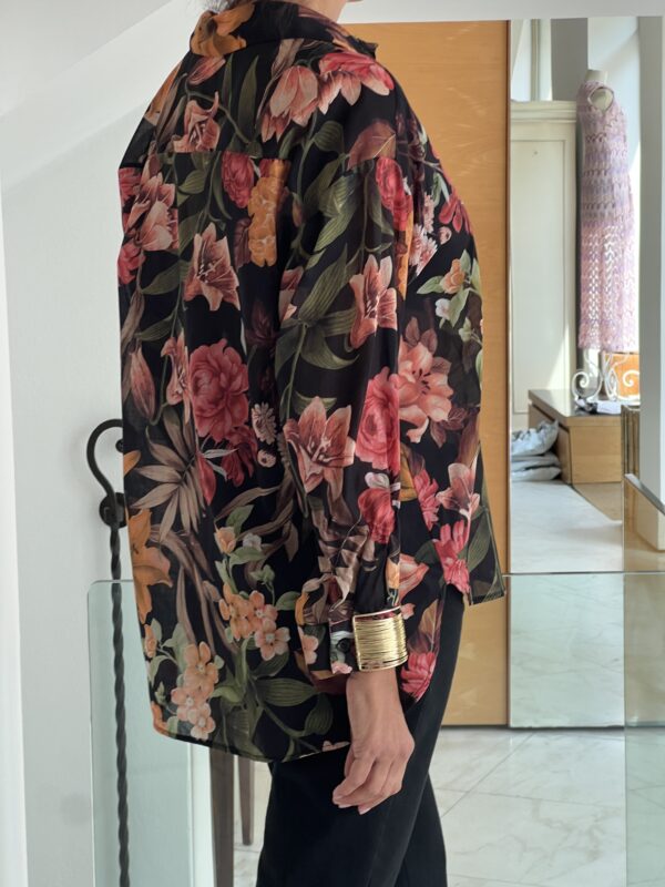 Camicia fiori e bracciali nera - immagine 4