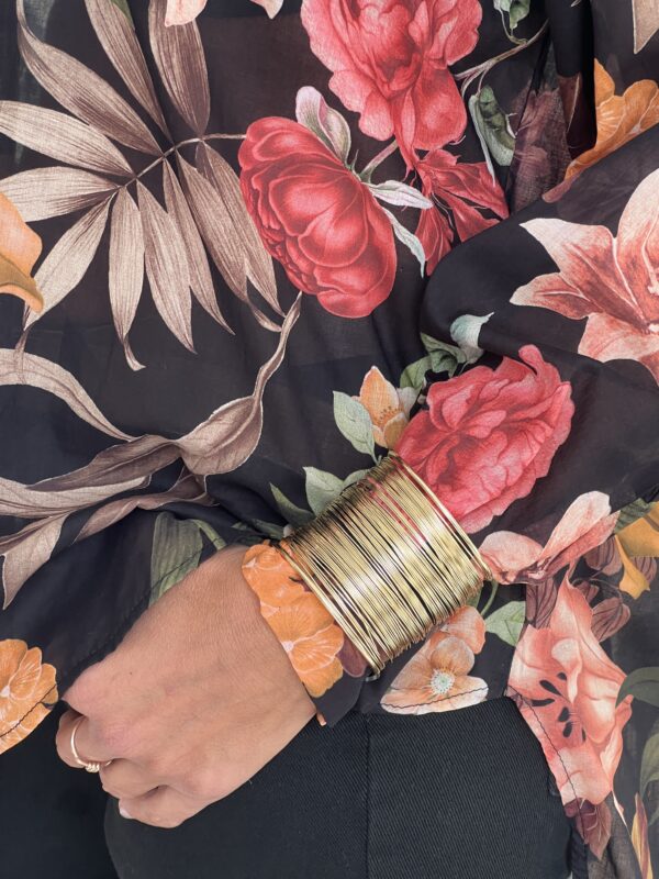 Camicia fiori e bracciali nera - immagine 2