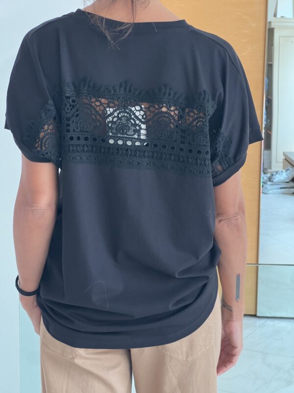 T-shirt nera inserti sangallo - immagine 3