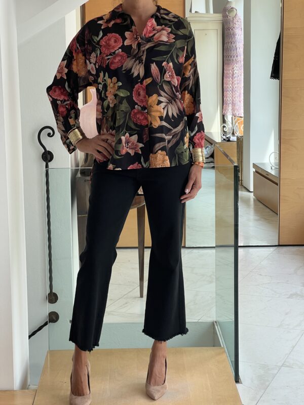 Camicia fiori e bracciali nera - immagine 3