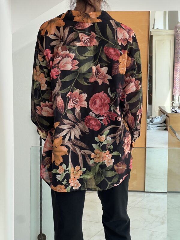 Camicia fiori e bracciali nera - immagine 5