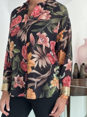 Camicia fiori e bracciali nera