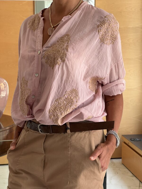 Camicia ricamo rosa - immagine 2