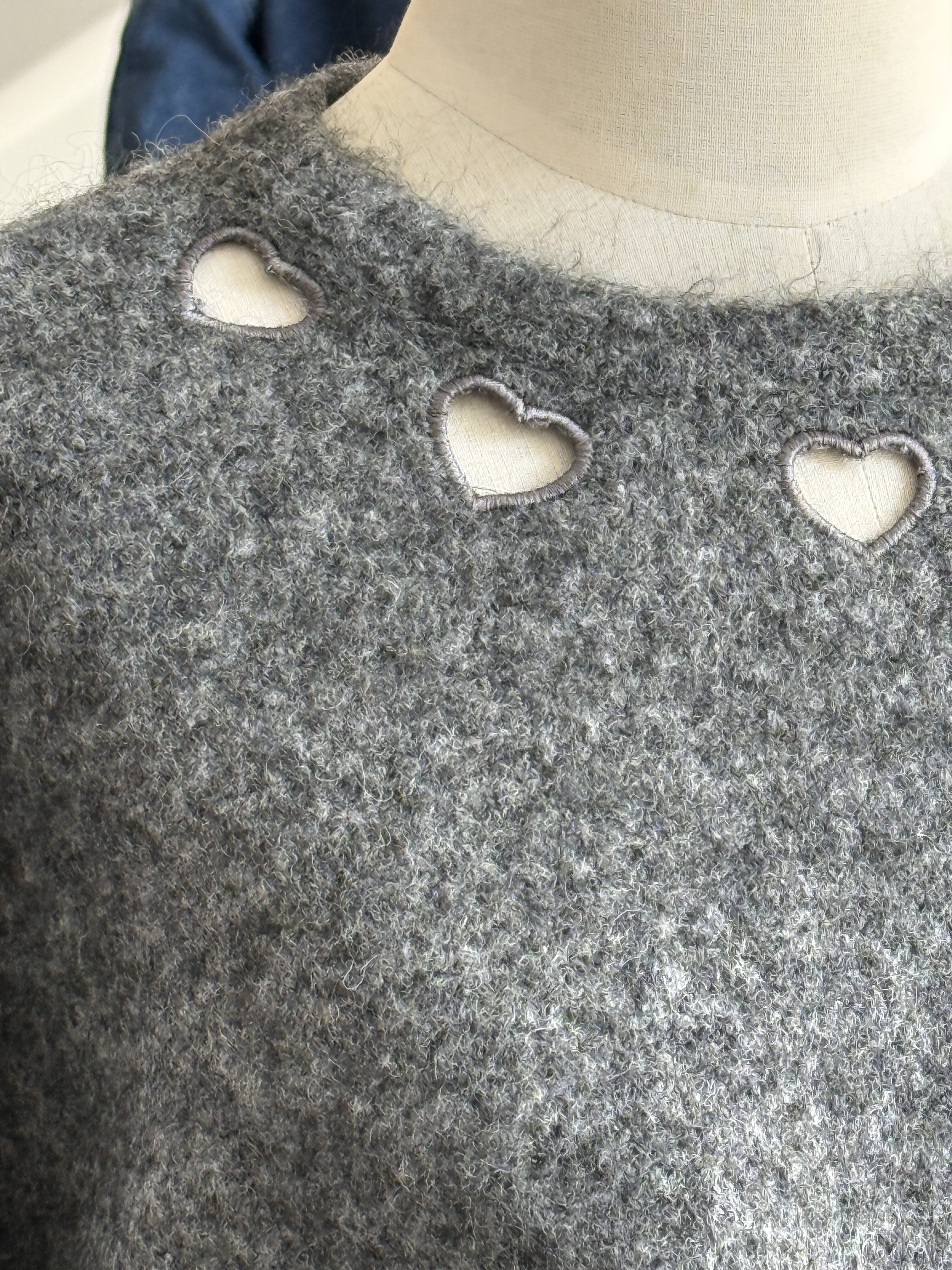 Pull girocollo cuori grigio - immagine 2